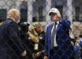 Trump y el director ejecutivo de la UFC, Dana White (izquierda), posan en el octágono tras el evento UFC Freedom 250 en el jardín sur de la Casa Blanca. Foto: BONNIE CASH/ EFE/EPA/POOL
