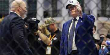 Trump y el director ejecutivo de la UFC, Dana White (izquierda), posan en el octágono tras el evento UFC Freedom 250 en el jardín sur de la Casa Blanca. Foto: BONNIE CASH/ EFE/EPA/POOL