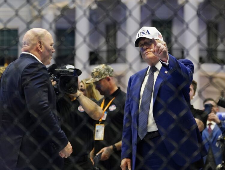 Trump y el director ejecutivo de la UFC, Dana White (izquierda), posan en el octágono tras el evento UFC Freedom 250 en el jardín sur de la Casa Blanca. Foto: BONNIE CASH/ EFE/EPA/POOL