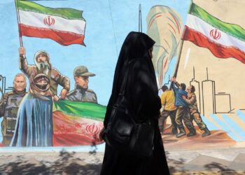 Una iraní pasa en Teherán delante de una valla que exalta el heroísmo de Irán en la guerra contra EE.UU. e Israel. Foto: Abedin Taherkenareh / EFE / EPA.