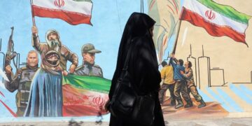 Una iraní pasa en Teherán delante de una valla que exalta el heroísmo de Irán en la guerra contra EE.UU. e Israel. Foto: Abedin Taherkenareh / EFE / EPA.