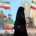 Una iraní pasa en Teherán delante de una valla que exalta el heroísmo de Irán en la guerra contra EE.UU. e Israel. Foto: Abedin Taherkenareh / EFE / EPA.
