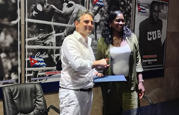 Dalia Henry, presidenta de la Federación Cubana de Baloncesto, y el director general de la empresa alemana TACC, Raphael DeVol, tras la firma de un acuerdo de patrocinio en La Habana. Foto: Alfredo Boada Mola / ACN.