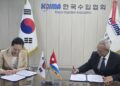 Antonio Carricarte, presidente de la Cámara de Comercio de Cuba, y Youn Young-mi, presidenta de la Asociación de Importadores de la República de Corea (KOIMA), firman un acuerdo de cooperación para promover la oferta exportable cubana en el mercado surcoreano. Foto: Tomada del perfil de Facebook de la Cámara de Comercio de la República de Cuba.