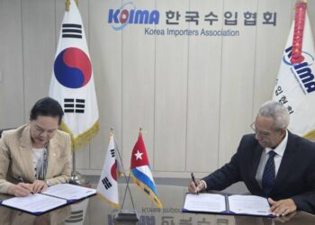 Antonio Carricarte, presidente de la Cámara de Comercio de Cuba, y Youn Young-mi, presidenta de la Asociación de Importadores de la República de Corea (KOIMA), firman un acuerdo de cooperación para promover la oferta exportable cubana en el mercado surcoreano. Foto: Tomada del perfil de Facebook de la Cámara de Comercio de la República de Cuba.
