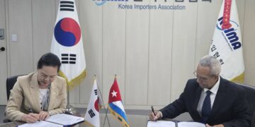 Antonio Carricarte, presidente de la Cámara de Comercio de Cuba, y Youn Young-mi, presidenta de la Asociación de Importadores de la República de Corea (KOIMA), firman un acuerdo de cooperación para promover la oferta exportable cubana en el mercado surcoreano. Foto: Tomada del perfil de Facebook de la Cámara de Comercio de la República de Cuba.