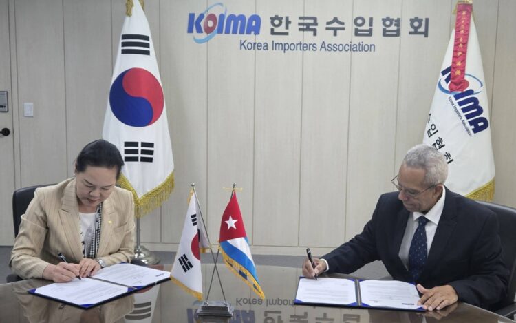 Antonio Carricarte, presidente de la Cámara de Comercio de Cuba, y Youn Young-mi, presidenta de la Asociación de Importadores de la República de Corea (KOIMA), firman un acuerdo de cooperación para promover la oferta exportable cubana en el mercado surcoreano. Foto: Tomada del perfil de Facebook de la Cámara de Comercio de la República de Cuba.