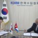 Antonio Carricarte, presidente de la Cámara de Comercio de Cuba, y Youn Young-mi, presidenta de la Asociación de Importadores de la República de Corea (KOIMA), firman un acuerdo de cooperación para promover la oferta exportable cubana en el mercado surcoreano. Foto: Tomada del perfil de Facebook de la Cámara de Comercio de la República de Cuba.