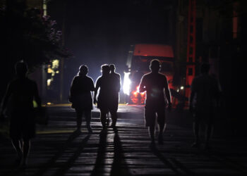 Personas caminan por una calle durante un apagón en La Habana. Foto: Ernesto Mastrascusa / EFE / Archivo.