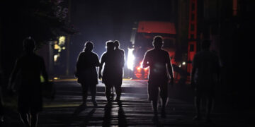 Personas caminan por una calle durante un apagón en La Habana. Foto: Ernesto Mastrascusa / EFE / Archivo.