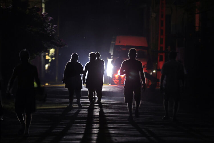 Personas caminan por una calle durante un apagón en La Habana. Foto: Ernesto Mastrascusa / EFE / Archivo.