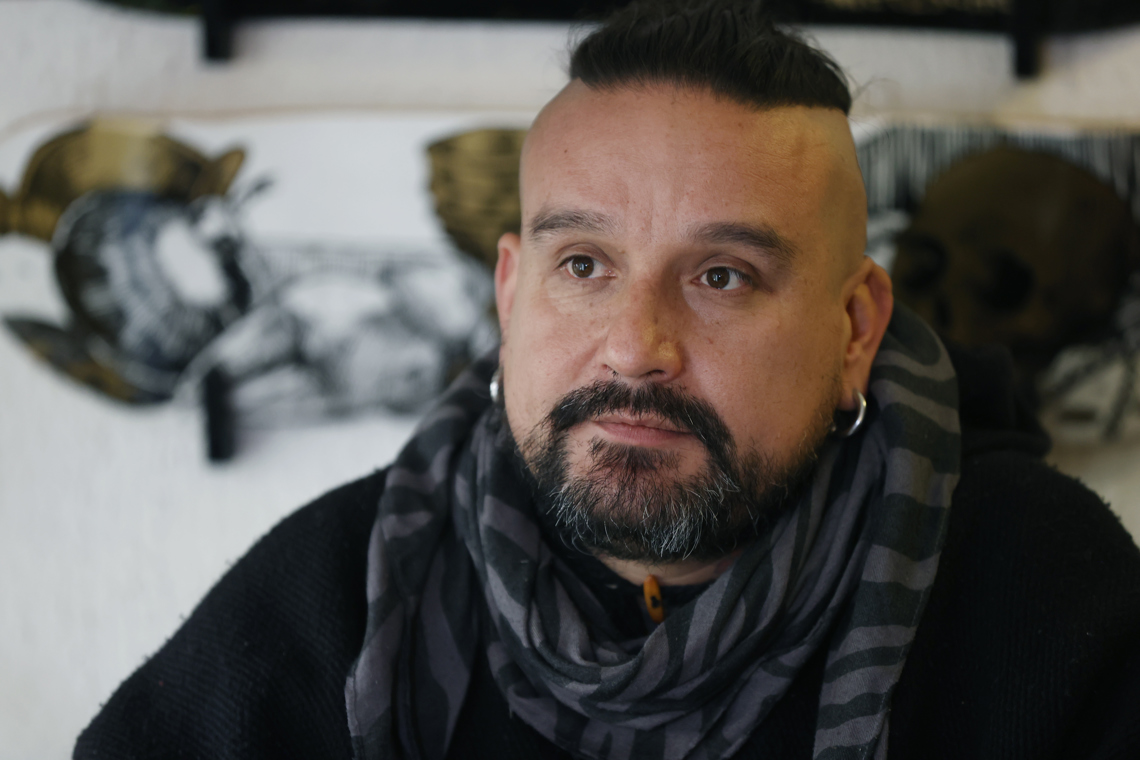 El artista urbano chileno Sebastián E., conocido como "Rata Virus", autor de un polémico mural en un barrio de La Habana. Foto: Elvis González / EFE.