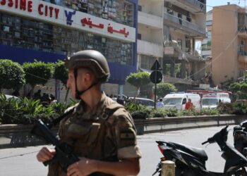 Un soldado del ejército libanés permanece cerca del lugar donde se encontraba un edificio de apartamentos atacado por un bombardeo israelí en los suburbios del sur de Beirut, Líbano, el 14 de junio de 2026. Fot: EFE/EPA/WAEL HAMZEH.