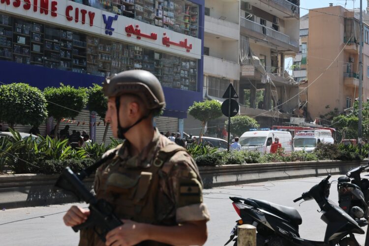 Un soldado del ejército libanés permanece cerca del lugar donde se encontraba un edificio de apartamentos atacado por un bombardeo israelí en los suburbios del sur de Beirut, Líbano, el 14 de junio de 2026. Fot: EFE/EPA/WAEL HAMZEH.