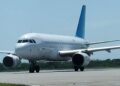 Avión con migrantes cubanos deportados desde EE.UU. Foto: Minint.