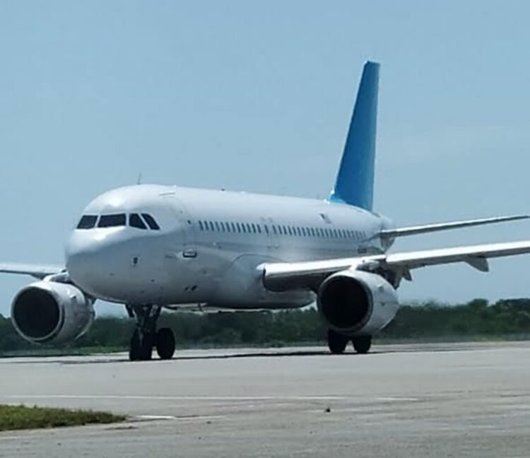 Avión con migrantes cubanos deportados desde EE.UU. Foto: Minint.