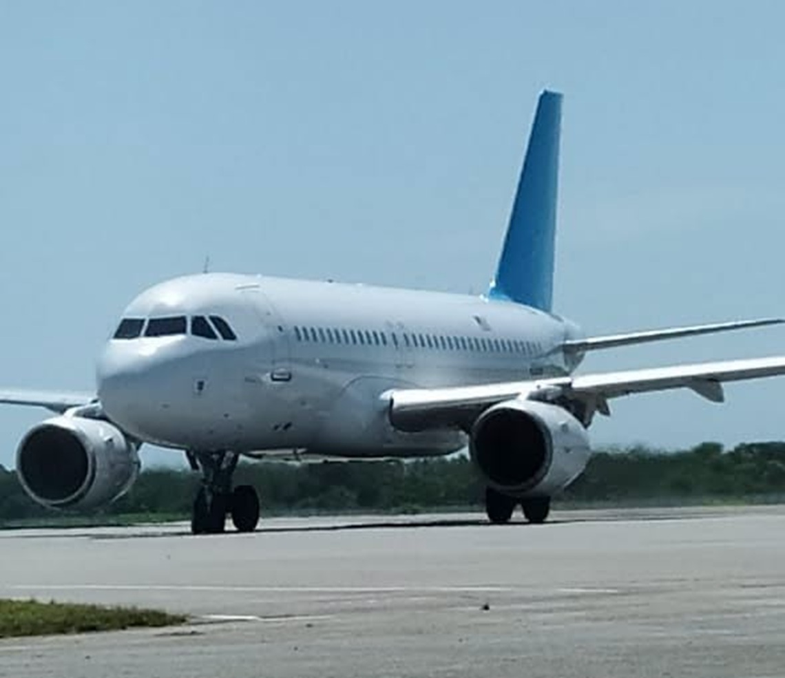 Avión con migrantes cubanos deportados desde EE.UU. Foto: Minint.