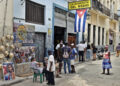 Personas frente al restaurante y bar La Bodeguita del Medio, en La Habana, en medio de la grave crisis del sector turístico en la isla. Foto: Ernesto Mastrascusa / EFE.