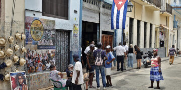 Personas frente al restaurante y bar La Bodeguita del Medio, en La Habana, en medio de la grave crisis del sector turístico en la isla. Foto: Ernesto Mastrascusa / EFE.