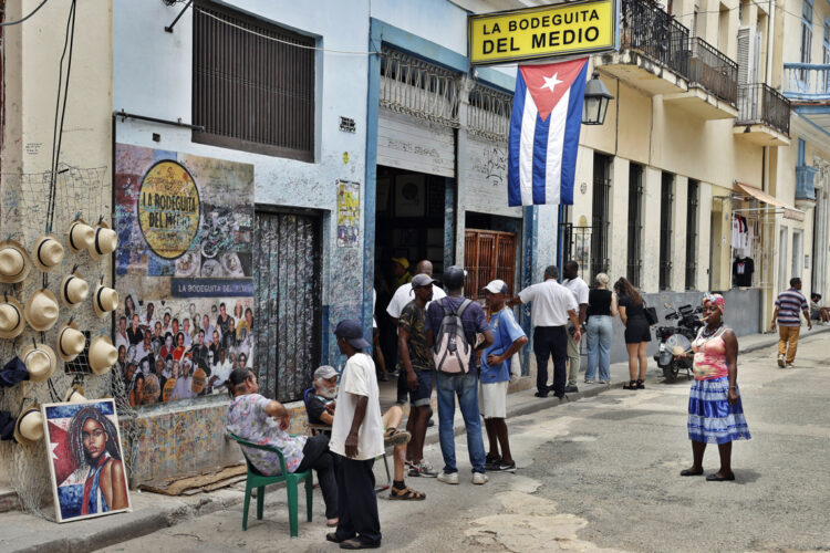 Personas frente al restaurante y bar La Bodeguita del Medio, en La Habana, en medio de la grave crisis del sector turístico en la isla. Foto: Ernesto Mastrascusa / EFE.