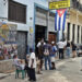 Personas frente al restaurante y bar La Bodeguita del Medio, en La Habana, en medio de la grave crisis del sector turístico en la isla. Foto: Ernesto Mastrascusa / EFE.