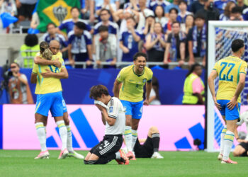 Los jugadores de Brasil celebran su victoria 2-1 ante Japón tras finalizar el partido de los dieciseisavos de final de la Copa Mundial de Fútbol 2026. Foto: Carlos Ramírez / EFE.