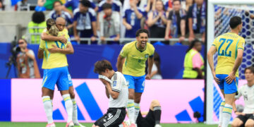 Los jugadores de Brasil celebran su victoria 2-1 ante Japón tras finalizar el partido de los dieciseisavos de final de la Copa Mundial de Fútbol 2026. Foto: Carlos Ramírez / EFE.