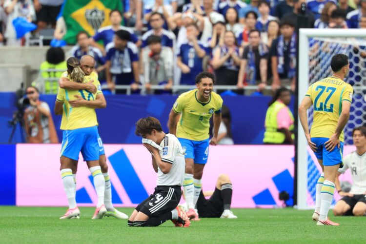 Los jugadores de Brasil celebran su victoria 2-1 ante Japón tras finalizar el partido de los dieciseisavos de final de la Copa Mundial de Fútbol 2026. Foto: Carlos Ramírez / EFE.