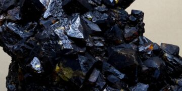 Cristales de germanio, un metaloide sólido, de color gris plateado y quebradizo. Es un material estratégico para la fabricación de semiconductores, fibra óptica y óptica infrarroja. Foto: Canva.