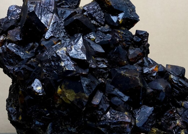 Cristales de germanio, un metaloide sólido, de color gris plateado y quebradizo. Es un material estratégico para la fabricación de semiconductores, fibra óptica y óptica infrarroja. Foto: Canva.