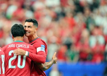 Cristiano Ronaldo (d) celebra con su compañero Joao Cancelo luego de marcarle un gol a Uzbekistán, durante la Copa Mundial de Fútbol 2026, en Houston, EE.UU., el 23 de junio de 2026. Foto: Sam Wasson / EFE / EPA.