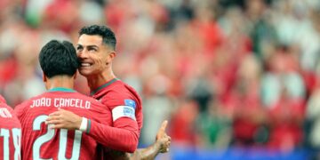 Cristiano Ronaldo (d) celebra con su compañero Joao Cancelo luego de marcarle un gol a Uzbekistán, durante la Copa Mundial de Fútbol 2026, en Houston, EE.UU., el 23 de junio de 2026. Foto: Sam Wasson / EFE / EPA.