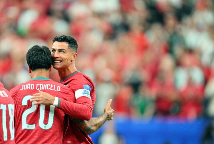 Cristiano Ronaldo (d) celebra con su compañero Joao Cancelo luego de marcarle un gol a Uzbekistán, durante la Copa Mundial de Fútbol 2026, en Houston, EE.UU., el 23 de junio de 2026. Foto: Sam Wasson / EFE / EPA.