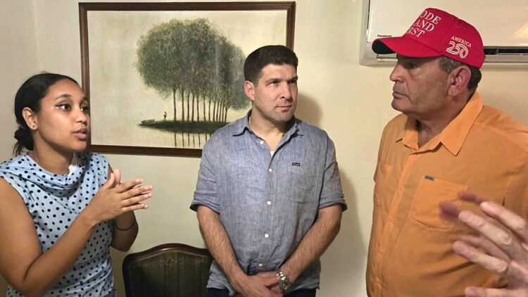 Raúl Guillermo Rodríguez Castro, "El cangrejo", en reunión con el empresario estadounidense Vic Mellor. Foto: @Telemundo51