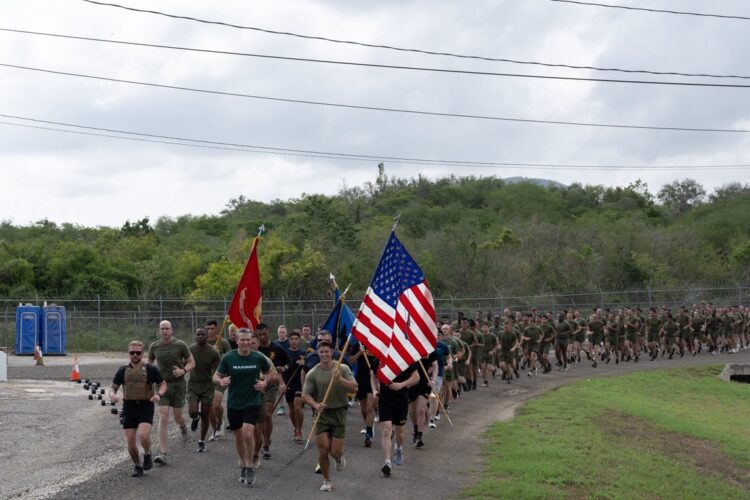 El secretario de Guerra durante un entrenamiento con los soldados de la Base Naval de Guantánamo. Foto: @SecWar