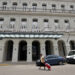 Una mujer camina frente a un hotel , en La Habana. Foto: Ernesto Mastrascusa/EFE.