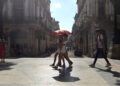 Personas caminando por una calle en La Habana. Foto:  Ernesto Mastrascusa/EFE/ ARCHIVO