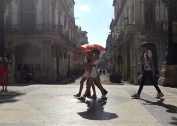 Personas caminando por una calle en La Habana. Foto:  Ernesto Mastrascusa/EFE/ ARCHIVO