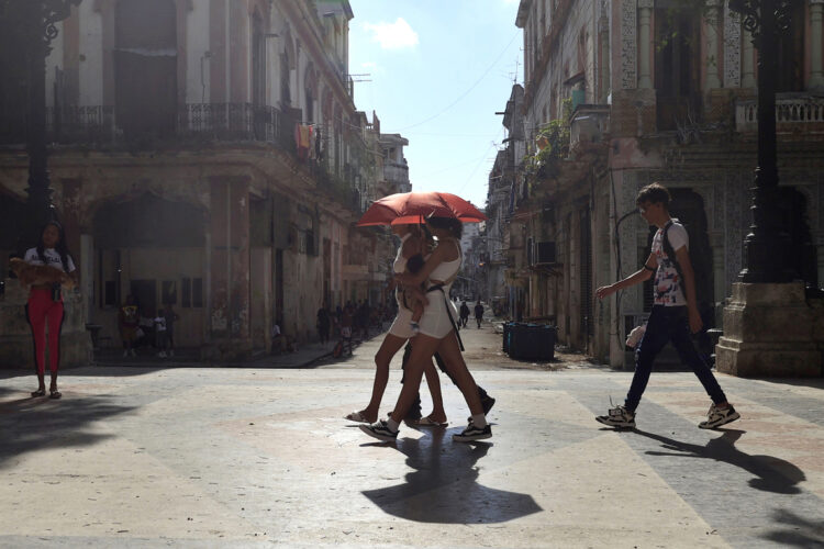 Personas caminando por una calle en La Habana. Foto:  Ernesto Mastrascusa/EFE/ ARCHIVO