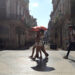 Personas caminando por una calle en La Habana. Foto:  Ernesto Mastrascusa/EFE/ ARCHIVO