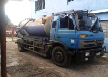 La pipa, perteneciente a la  Empresa de Acueducto y Alcantarillado de Villa Clara, trasladaba alrededor de 6 mil litros de combustible. Foto: Escambray.