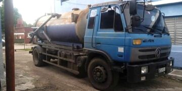 La pipa, perteneciente a la  Empresa de Acueducto y Alcantarillado de Villa Clara, trasladaba alrededor de 6 mil litros de combustible. Foto: Escambray.