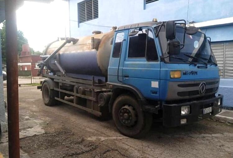 La pipa, perteneciente a la Empresa de Acueducto y Alcantarillado de Villa Clara, trasladaba alrededor de 6 mil litros de combustible. Foto: Escambray.