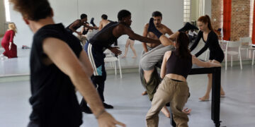 Grupo de danza moderna hispano-cubana, MiCompañía, ensayando en La Habana. Foto:  Ernesto Mastrascusa/EFE.