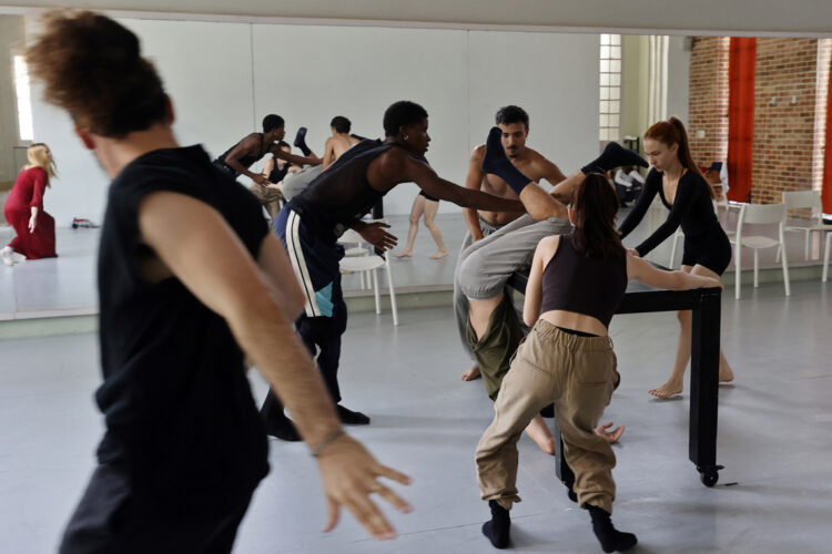 Grupo de danza moderna hispano-cubana, MiCompañía, ensayando en La Habana. Foto: Ernesto Mastrascusa/EFE.