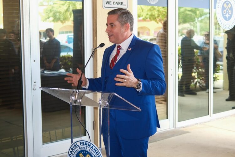 El recaudador de impuestos del Condado Miami-Dade, Dariel Fernández. Foto: mdctaxcollector.gov / Archivo.