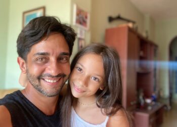 El actor Enrique Bueno junto a su hija Lía. Foto: Cortesía del entrevistado.