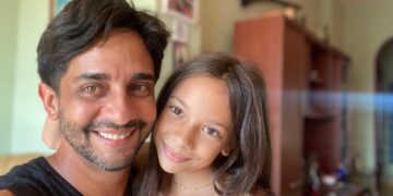 El actor Enrique Bueno junto a su hija Lía. Foto: Cortesía del entrevistado.