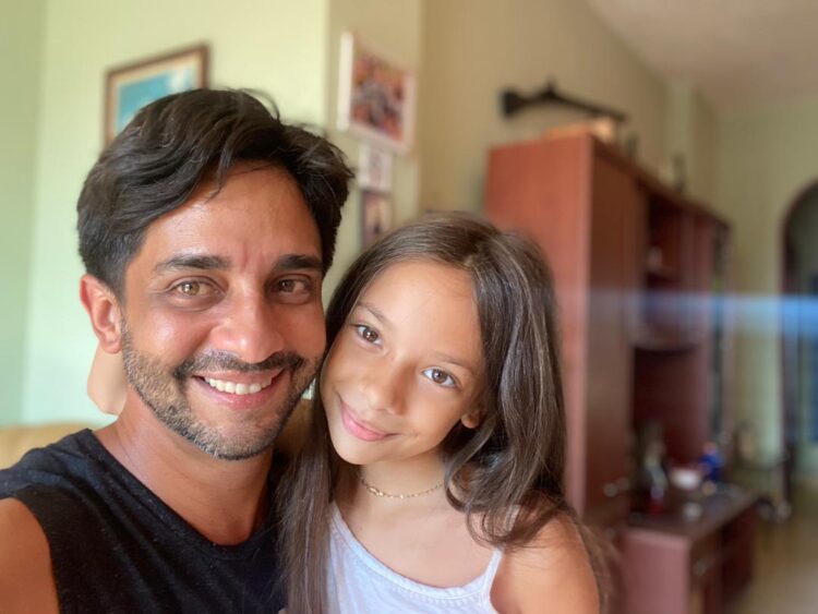 El actor Enrique Bueno junto a su hija Lía. Foto: Cortesía del entrevistado.
