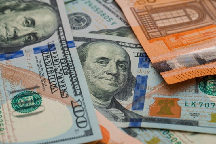 Billetes de dólares y euros. Foto: Freepik / Archivo.